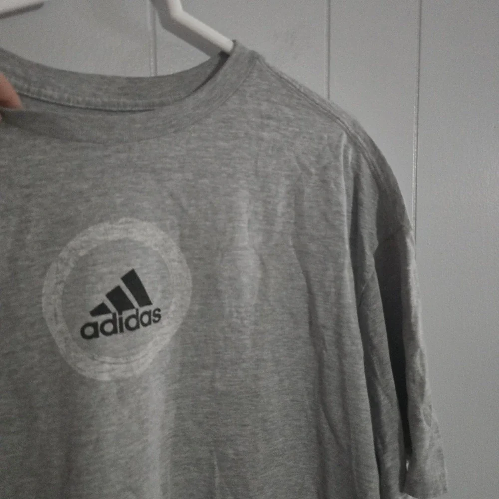 Adidas Graphic T-Shirt Mens XL Gray Short Sleeve Mountain Logo‎ Tee